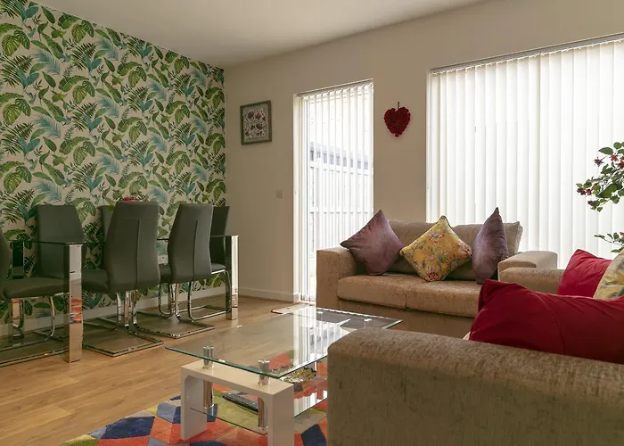 Modern & Exquisite Trumpington Townhouse With Parking & 5 Mins To Papworth Hospital