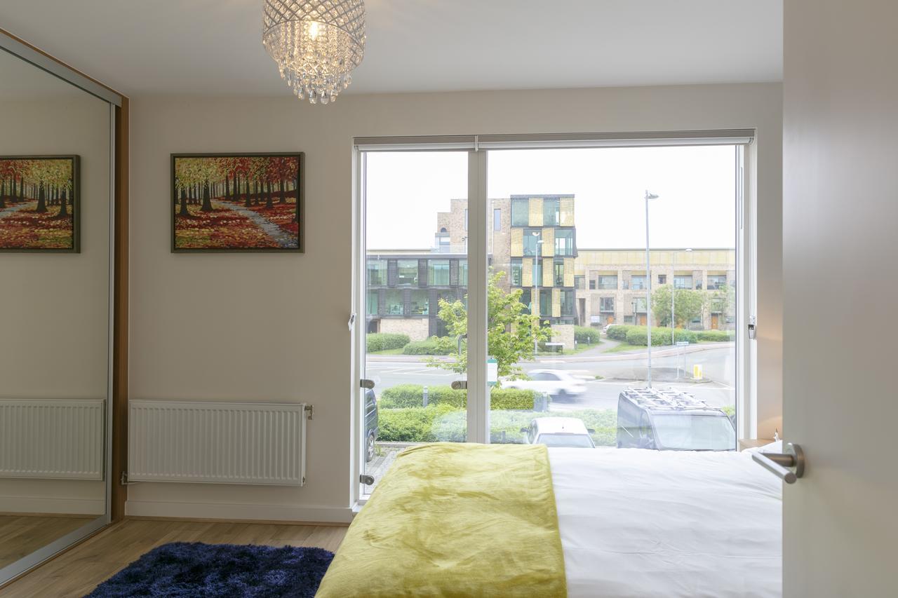 Apartemen Modern & Exquisite Trumpington Townhouse With Parking & 5 Mins To Papworth Hospital