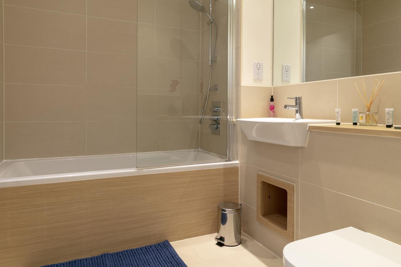Modern & Exquisite Trumpington Townhouse With Parking & 5 Mins To Papworth Hospital
