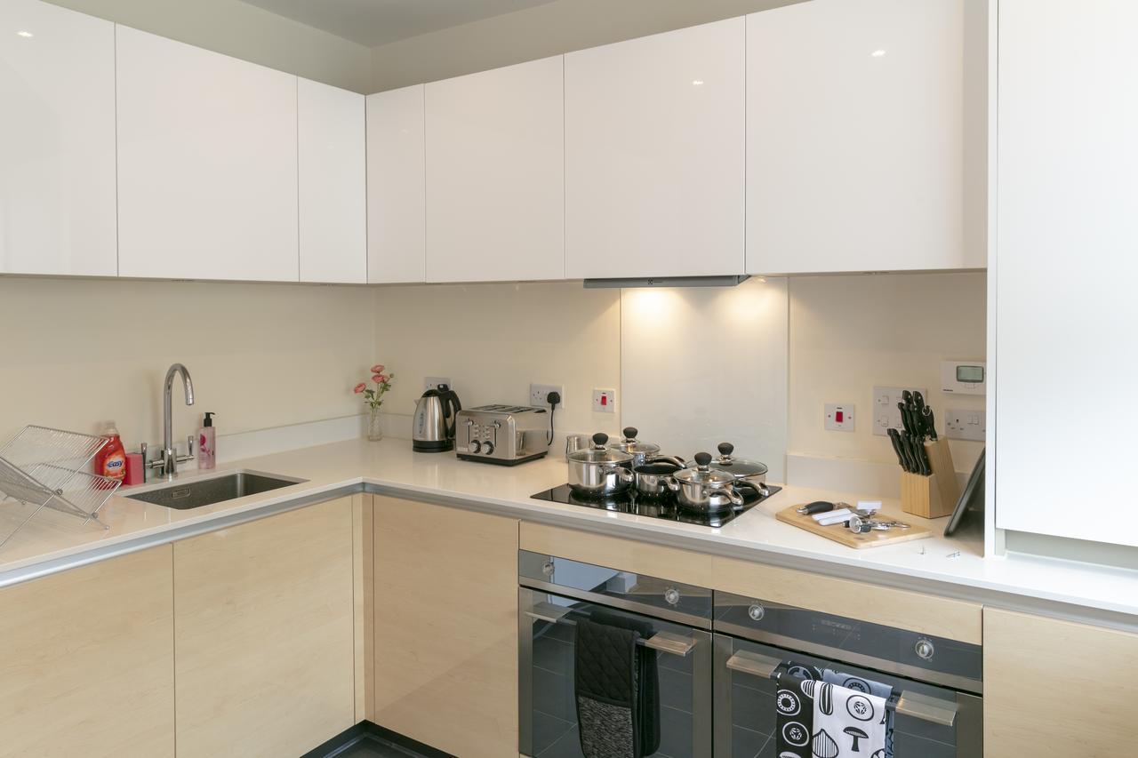 Apartemen Modern & Exquisite Trumpington Townhouse With Parking & 5 Mins To Papworth Hospital *