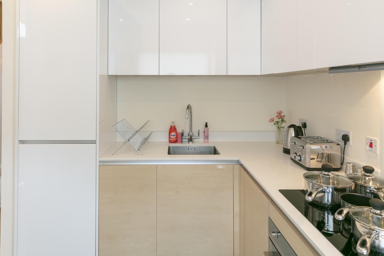 Apartemen Modern & Exquisite Trumpington Townhouse With Parking & 5 Mins To Papworth Hospital *
